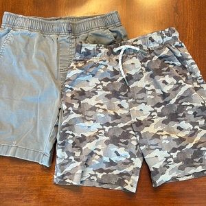 Vineyard and vines boys shorts, size small